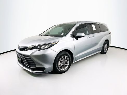 Used 2022 Toyota Sienna LE image 3