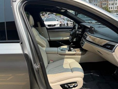 Used 2020 BMW 750i xDrive w/ Executive Package AWD/4WD image 13