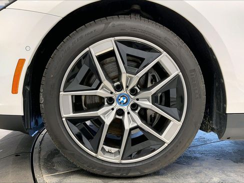 Used 2025 BMW i5 xDrive40 w/ Premium Package AWD/4WD image 9