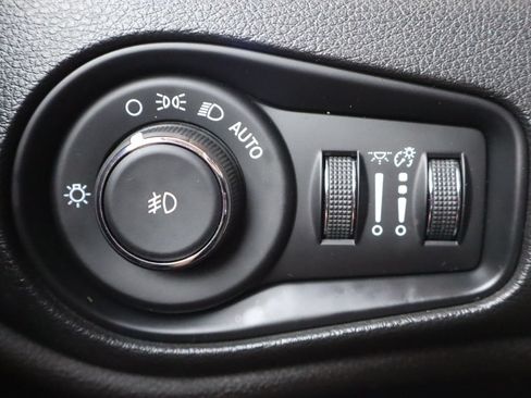 Used 2017 Jeep Renegade Trailhawk AWD/4WD image 28