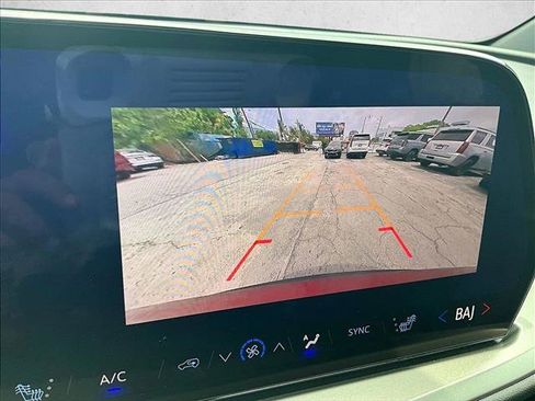 Used 2025 Chevrolet Traverse LT FWD image 23