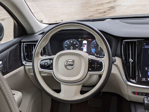 Used 2020 Volvo S60 T5 Inscription image 14