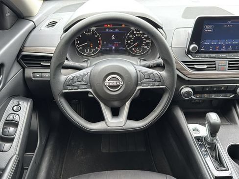 Used 2025 Nissan Altima 2.5 SV FWD image 15