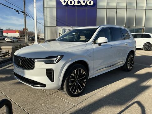 New 2026 Volvo XC90 T8 Plus w/ Protection Package Premier image 2