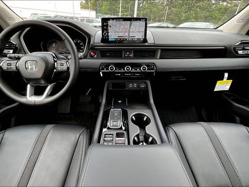 New 2025 Honda Pilot Touring image 7