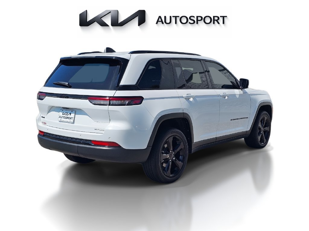 Used 2025 Jeep Grand Cherokee Altitude AWD/4WD image 8