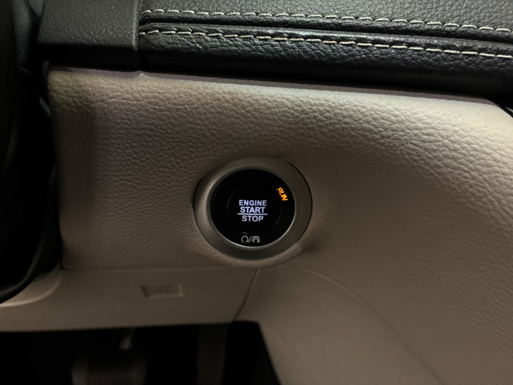 Used 2024 Chrysler Pacifica Limited FWD image 23