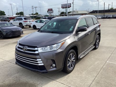 Used 2017 Toyota Highlander XLE FWD image 3