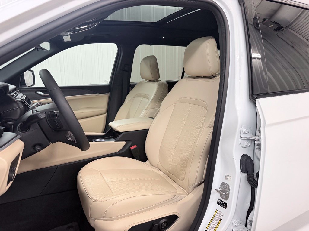 Used 2025 Jeep Grand Cherokee L Limited w/ Luxury Tech Group II RWD image 14