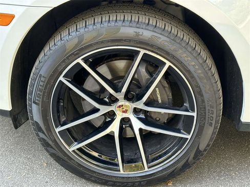 Used 2025 Porsche Macan image 11