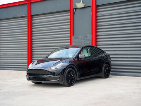 Used 2023 Tesla Model Y Long Range AWD/4WD image 1