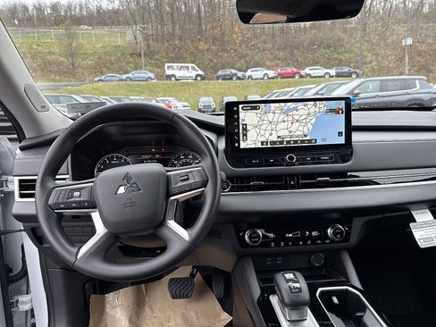 New 2025 Mitsubishi Outlander ES image 14