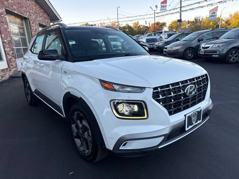 Used 2023 Hyundai Venue Limited FWD image 3