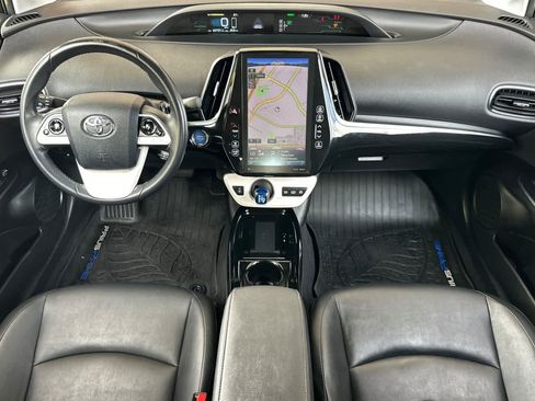 Used 2017 Toyota Prius Prime Premium image 3