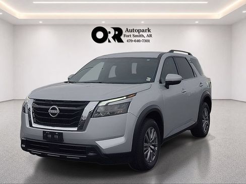 Used 2025 Nissan Pathfinder SV FWD image 2
