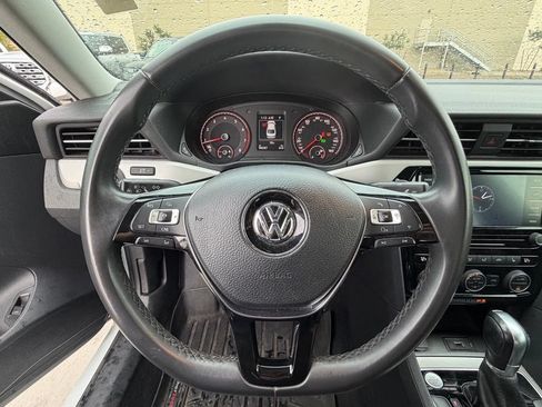 Used 2021 Volkswagen Passat 2.0T SE FWD image 11