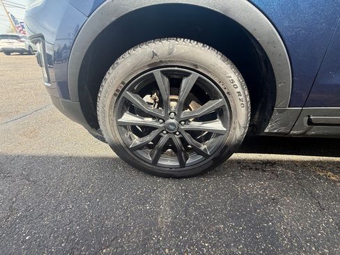 Used 2017 Ford Explorer XLT w/ Equipment Group 202A AWD/4WD image 5