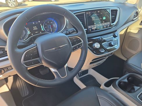 Used 2023 Chrysler Pacifica Touring-L image 15
