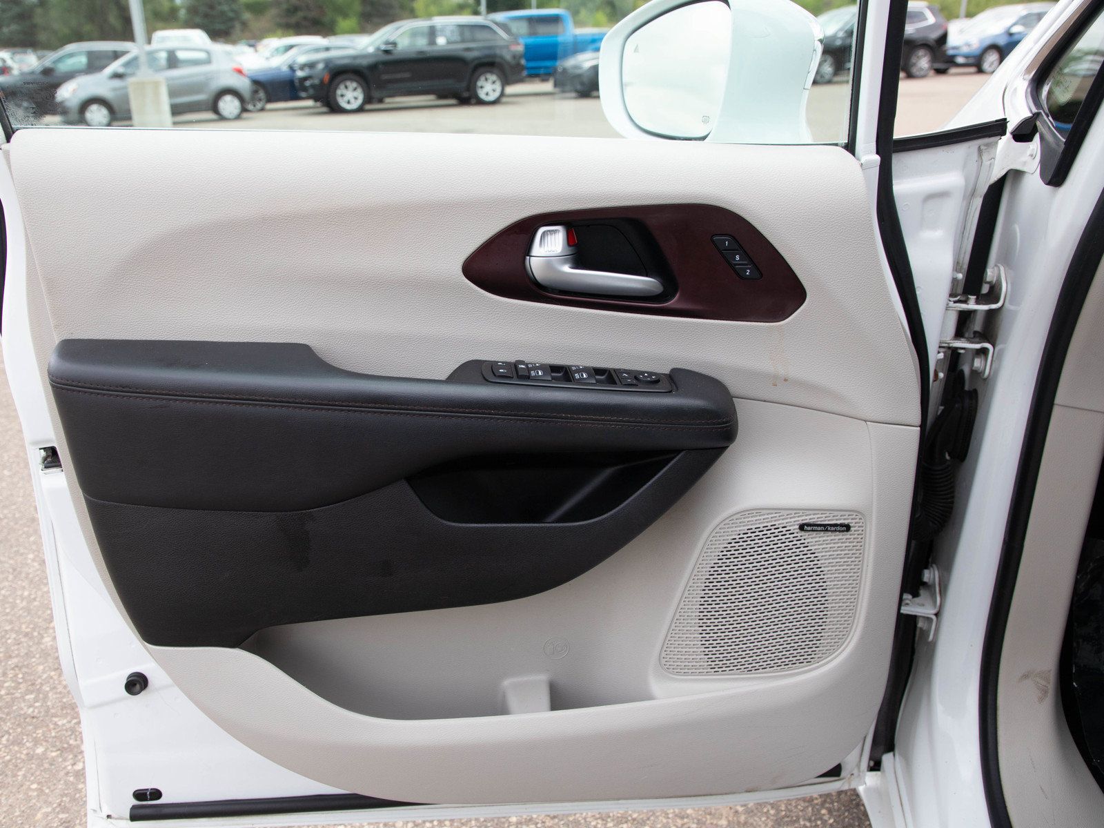 Used 2017 Chrysler Pacifica Limited FWD image 22