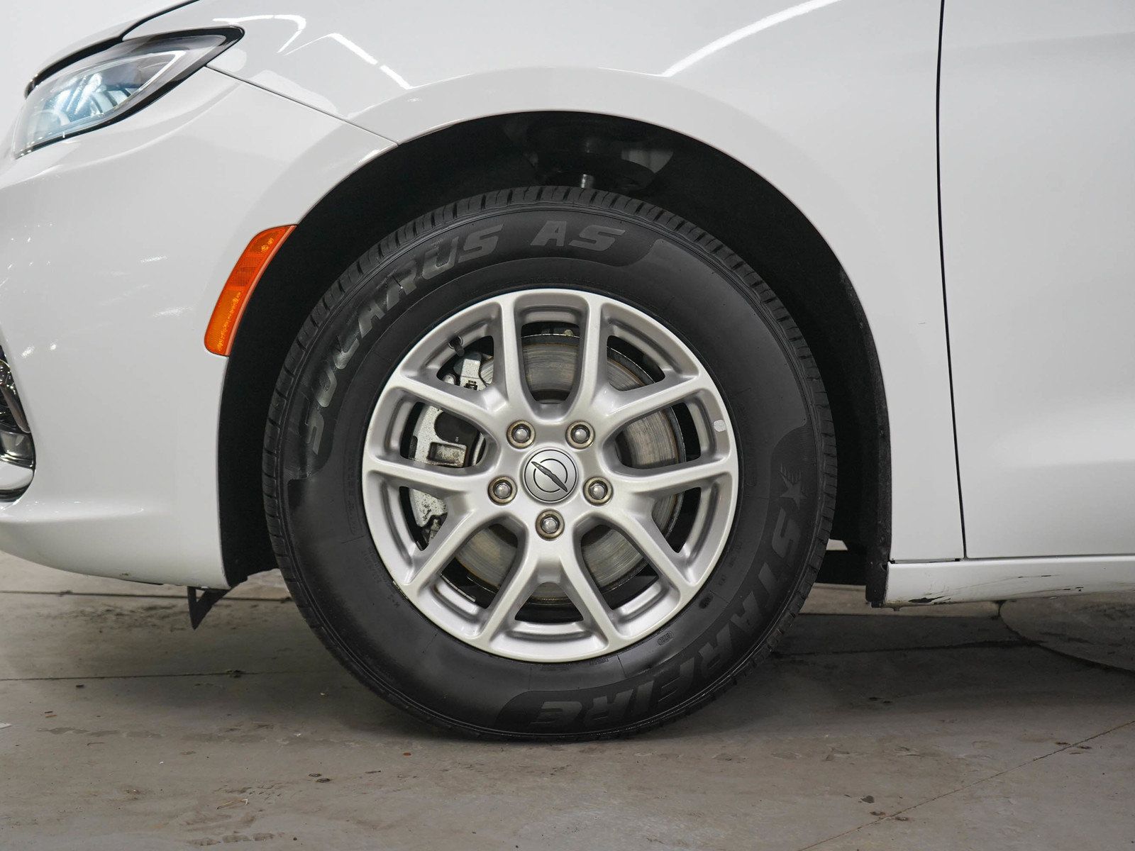 Used 2023 Chrysler Pacifica Touring-L FWD image 32