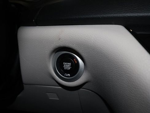 Used 2024 Chrysler Pacifica Touring-L image 14