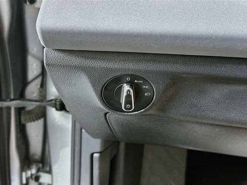 Used 2025 Volkswagen Jetta SE FWD image 17