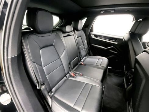 Used 2024 Porsche Cayenne image 28