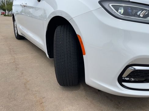 Used 2024 Chrysler Pacifica Touring-L FWD image 18
