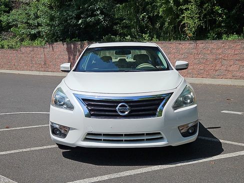 Used 2013 Nissan Altima 2.5 SL w/ Technology Pkg FWD image 2