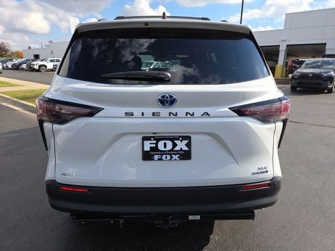 Used 2023 Toyota Sienna XLE image 7