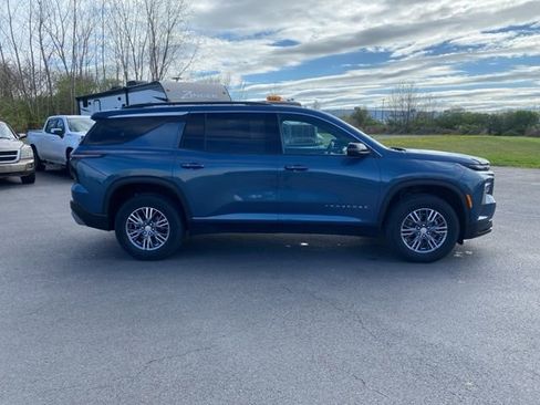 Used 2025 Chevrolet Traverse LT FWD image 11