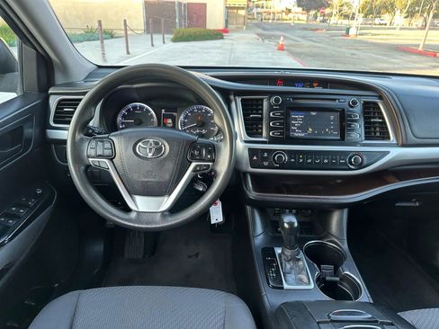 Used 2017 Toyota Highlander LE image 8