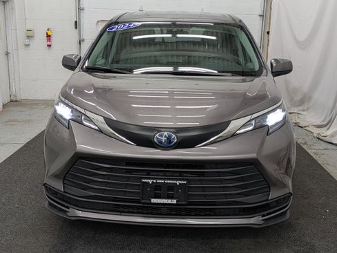 Used 2024 Toyota Sienna LE image 19
