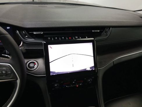 Used 2024 Jeep Grand Cherokee Limited image 9