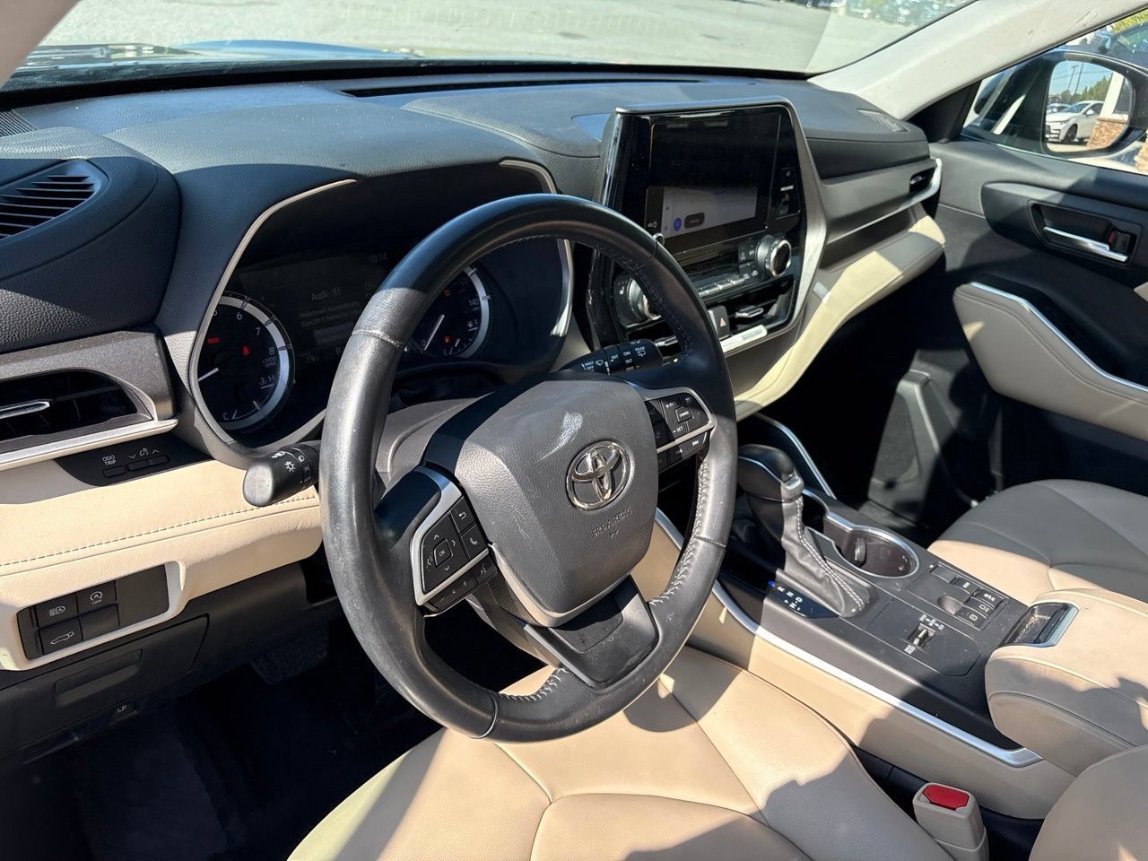 Used 2024 Toyota Highlander XLE FWD image 4