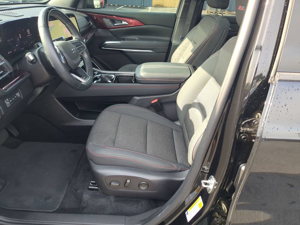 Used 2024 Chevrolet Traverse Z71 w/ Enhanced Driving Package AWD/4WD image 26