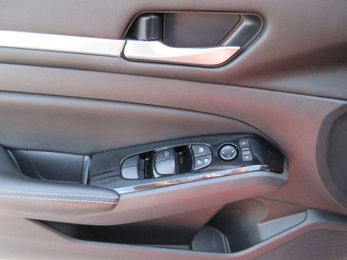 Used 2024 Nissan Altima 2.5 SL FWD image 21