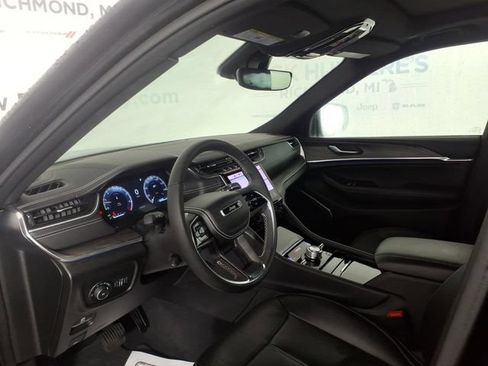 Used 2023 Jeep Grand Cherokee Overland AWD/4WD image 12