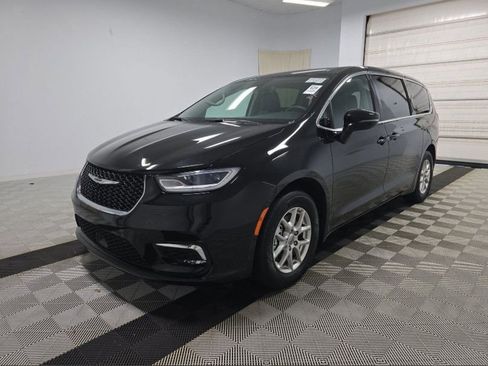 Used 2024 Chrysler Pacifica Touring-L image 1