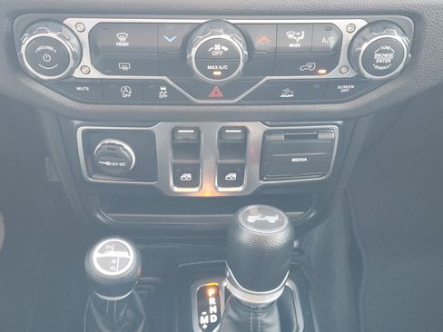 Used 2025 Jeep Wrangler Sport AWD/4WD image 19