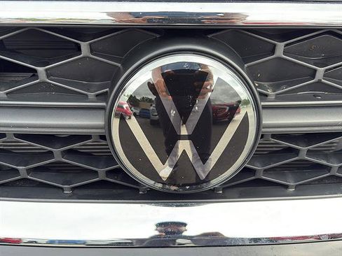 Certified 2024 Volkswagen Taos SE FWD image 11