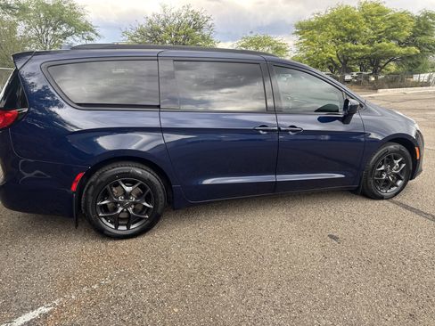 Used 2018 Chrysler Pacifica Touring-L Plus FWD image 8