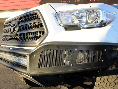 Used 2016 Toyota Tacoma TRD Off-Road image 4