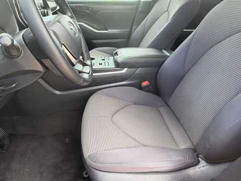 Used 2023 Toyota Highlander LE image 12