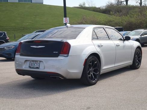 Used 2019 Chrysler 300 Touring w/ Sport Appearance Package image 4