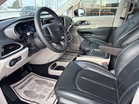 Used 2024 Chrysler Pacifica Touring-L image 34