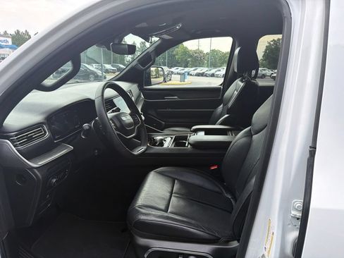 Used 2024 Jeep Wagoneer L Series II RWD image 5