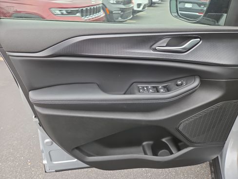 New 2025 Jeep Grand Cherokee Laredo image 5