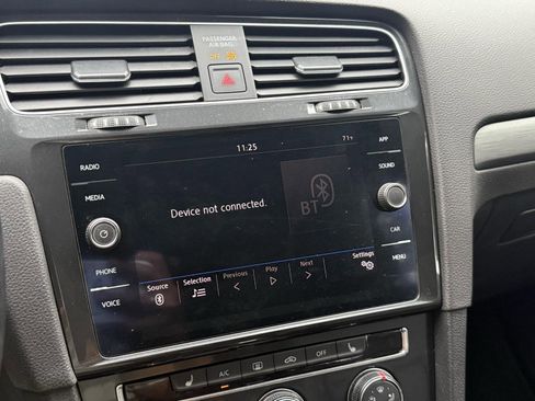 Used 2019 Volkswagen Golf SE image 32