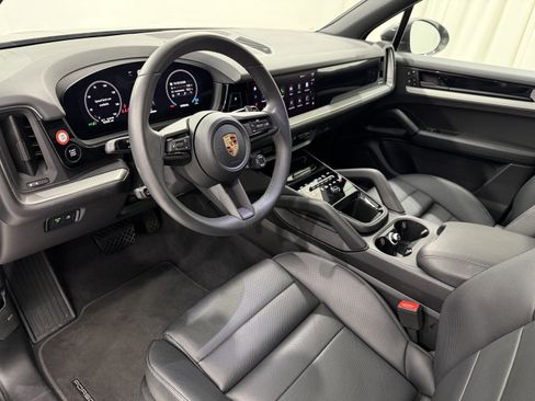 Certified 2025 Porsche Cayenne image 4